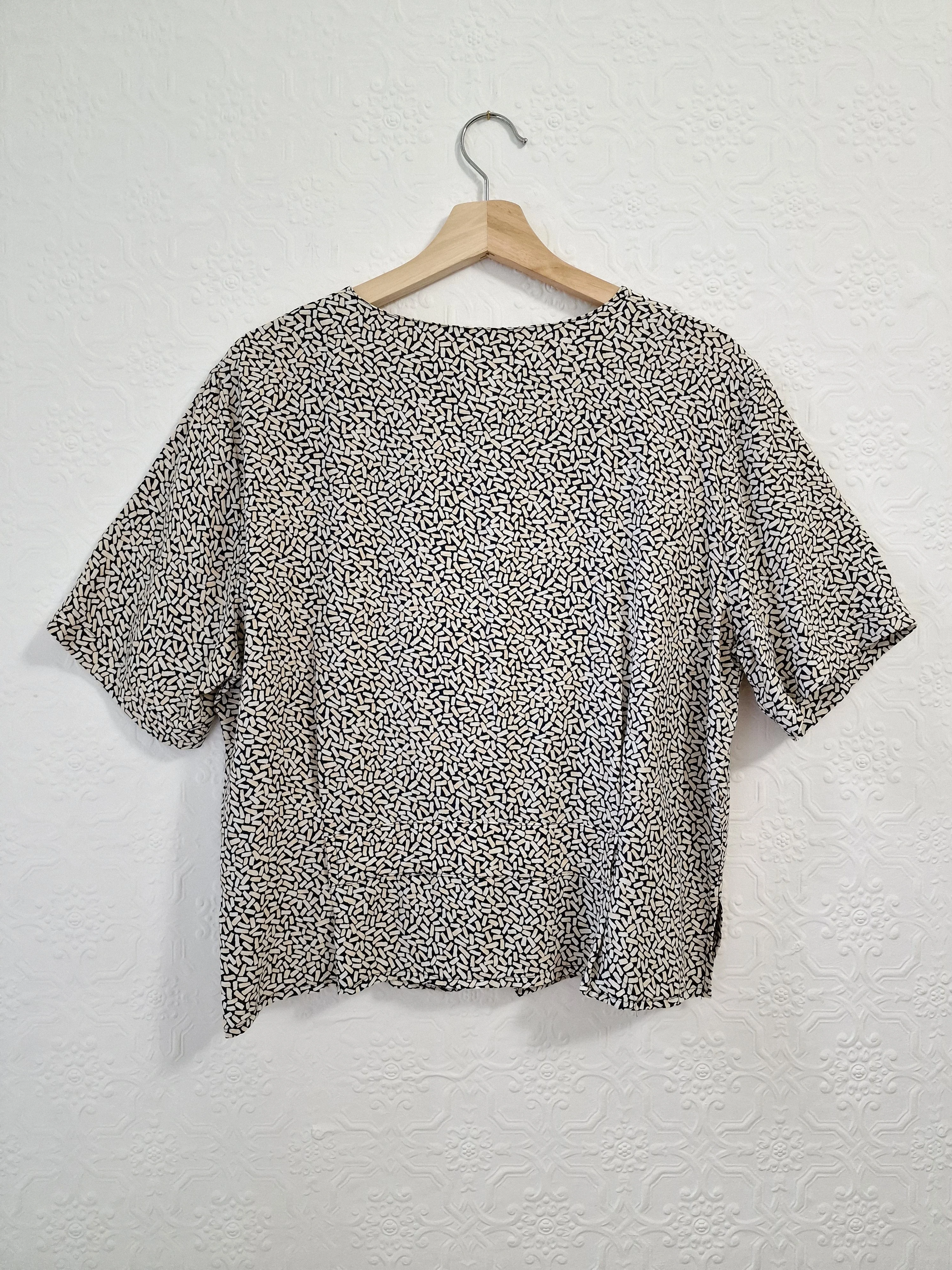 Vintage 80s Black & Beige Abstract Pattern Blouse with Short Sleeves - M - Image 13
